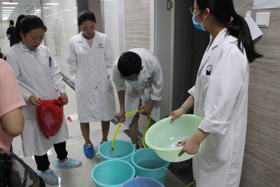 说明: C:\Users\Administrator\Desktop\williamhill开展环境卫生大清扫实践活动\williamhill开展环境卫生大清扫实践活动\IMG_3724.JPG