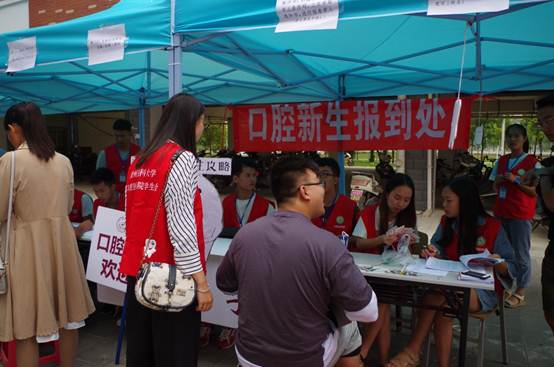 说明: C:\Users\Administrator\Desktop\williamhill顺利完成2017级新生迎新工作\2.jpg